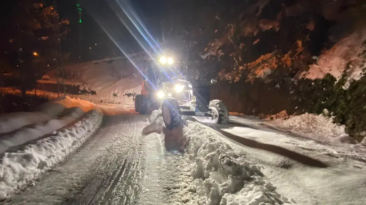 Büyükşehir ekipleri gece gündüz sahada: 84 mahalle yolu ulaşıma açıldı