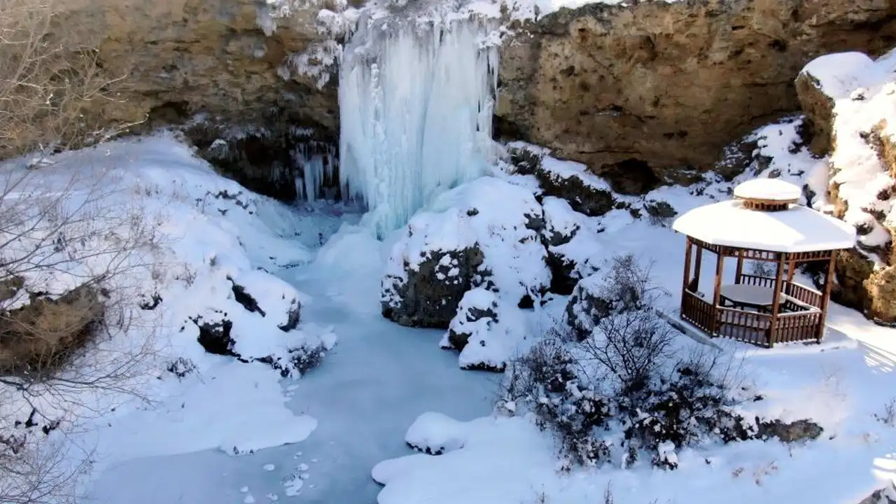 Bayburt’ta buzdan görsel şölen: Sırakayalar Şelalesi hayran bıraktı