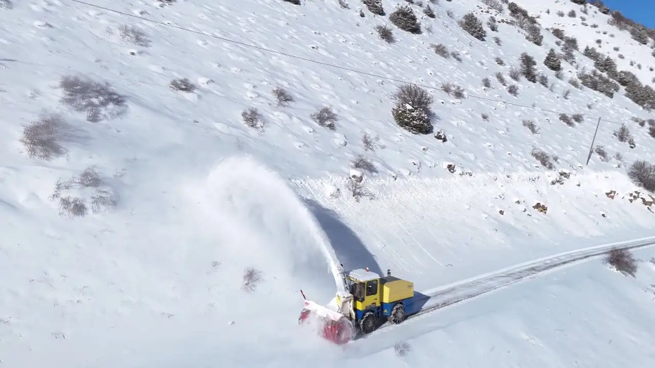 Bayburt’ta karla mücadele: Kapanan 44 köy yolu açıldı