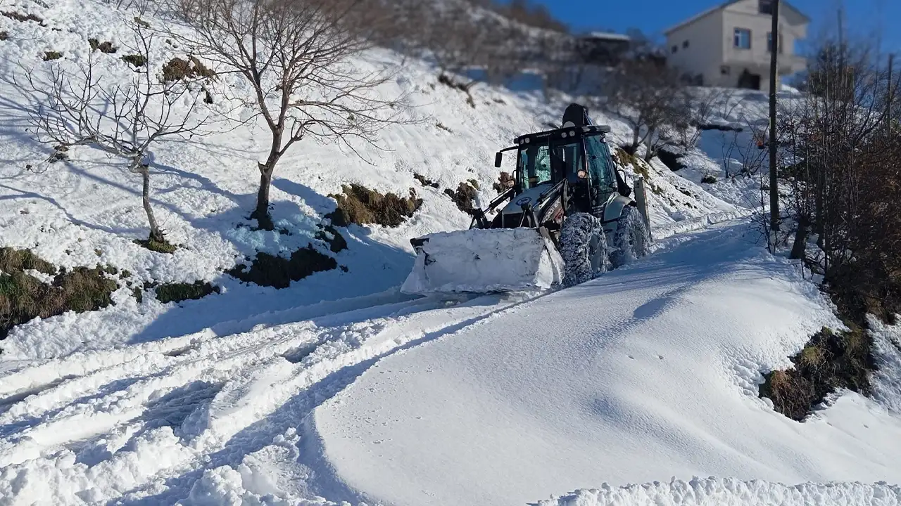 Büyükşehir ekipleri kapalı yol bırakmadı: 18 ilçede ulaşım açık