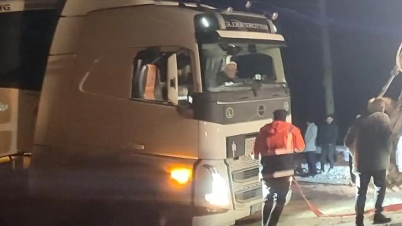 Giresun’da gece yarısı tır kurtarma çalışması: Belediye ekipleri kurtardı