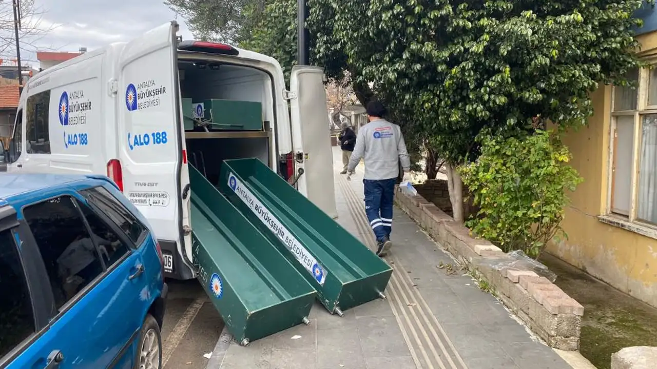 Antalya'da cinnet geçiren baba dehşeti: Eşi ve kızını bıçakla boğazından kesti