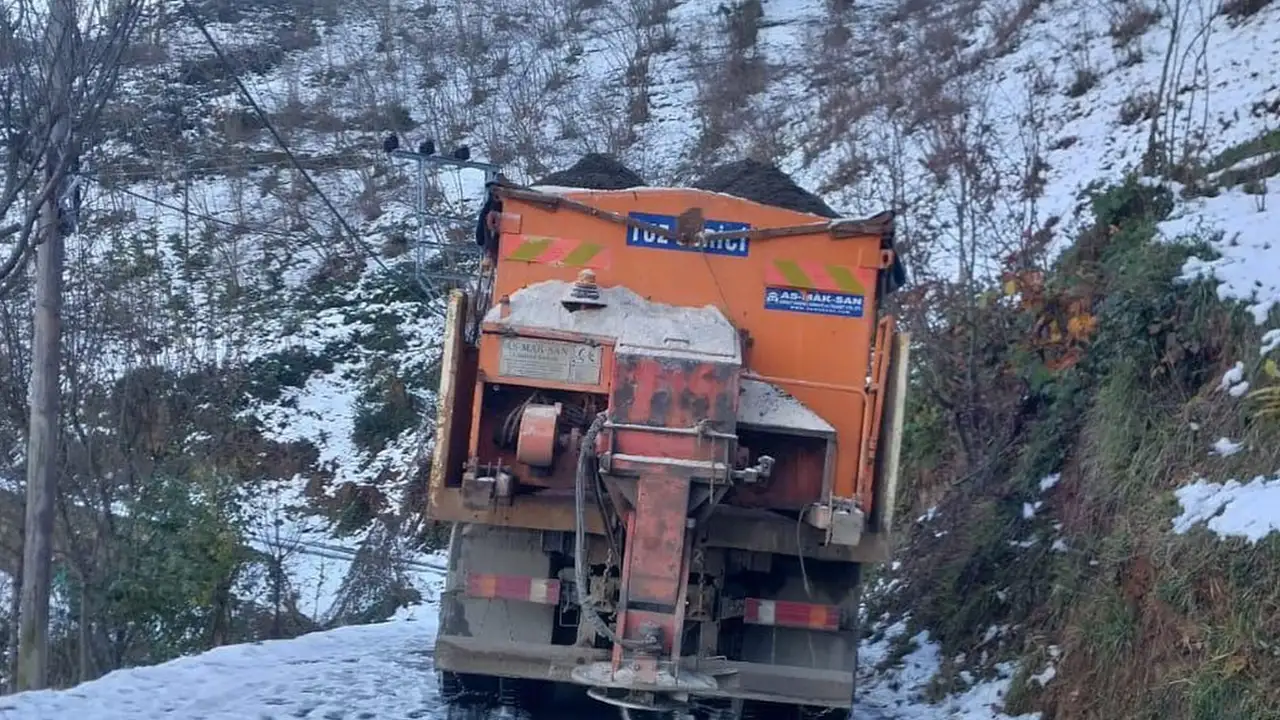 Sürmene’de karla mücadeleden asfalta: Hafta boyunca kesintisiz çalışma