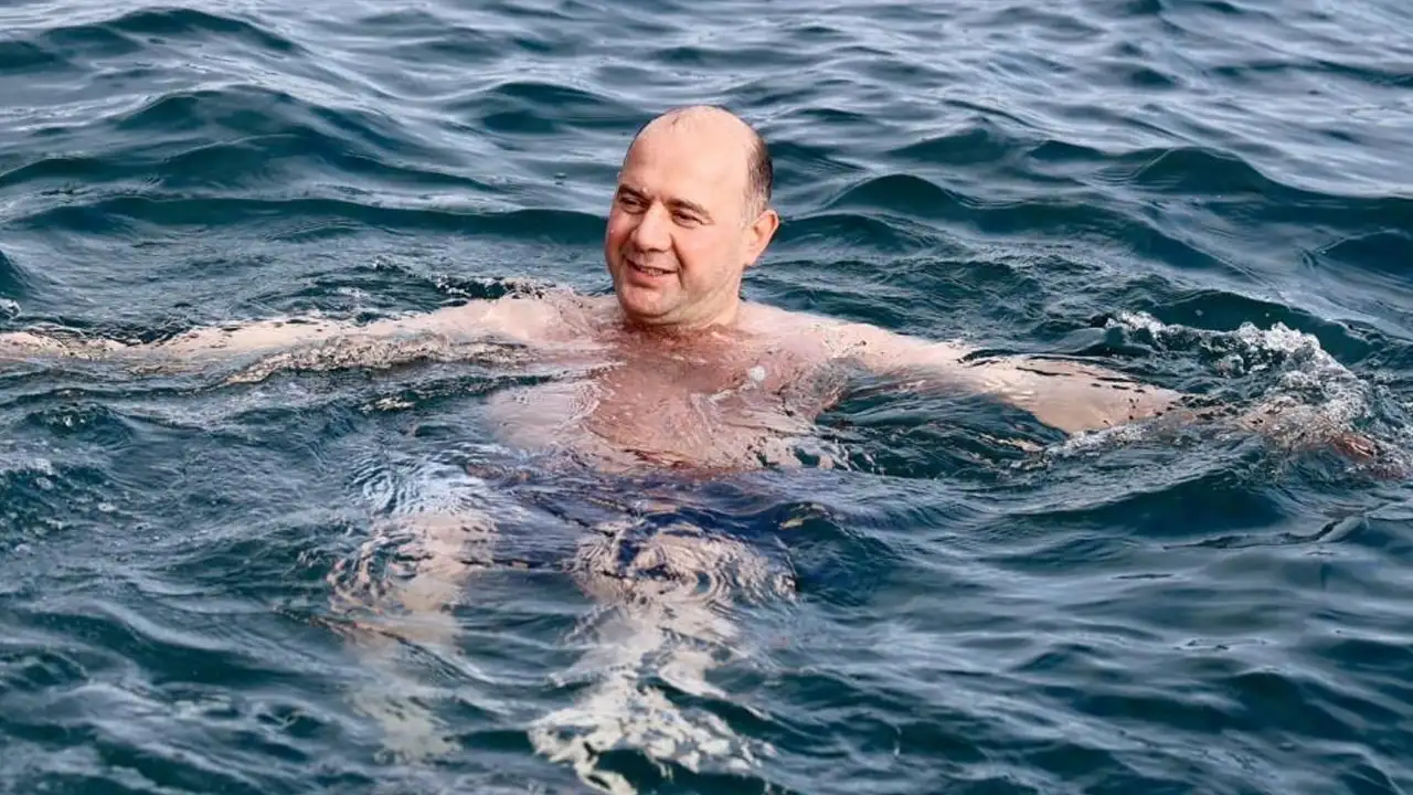 Giresun Valisi Serdengeçti kış ortasında Karadeniz’e girdi