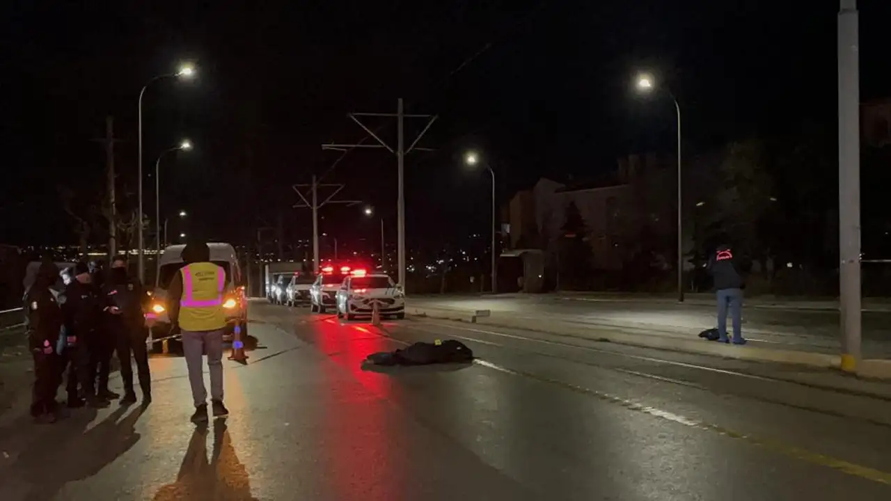 Eskişehir’de tramvaydan inen yayalara otomobil çarptı: 3 ölü