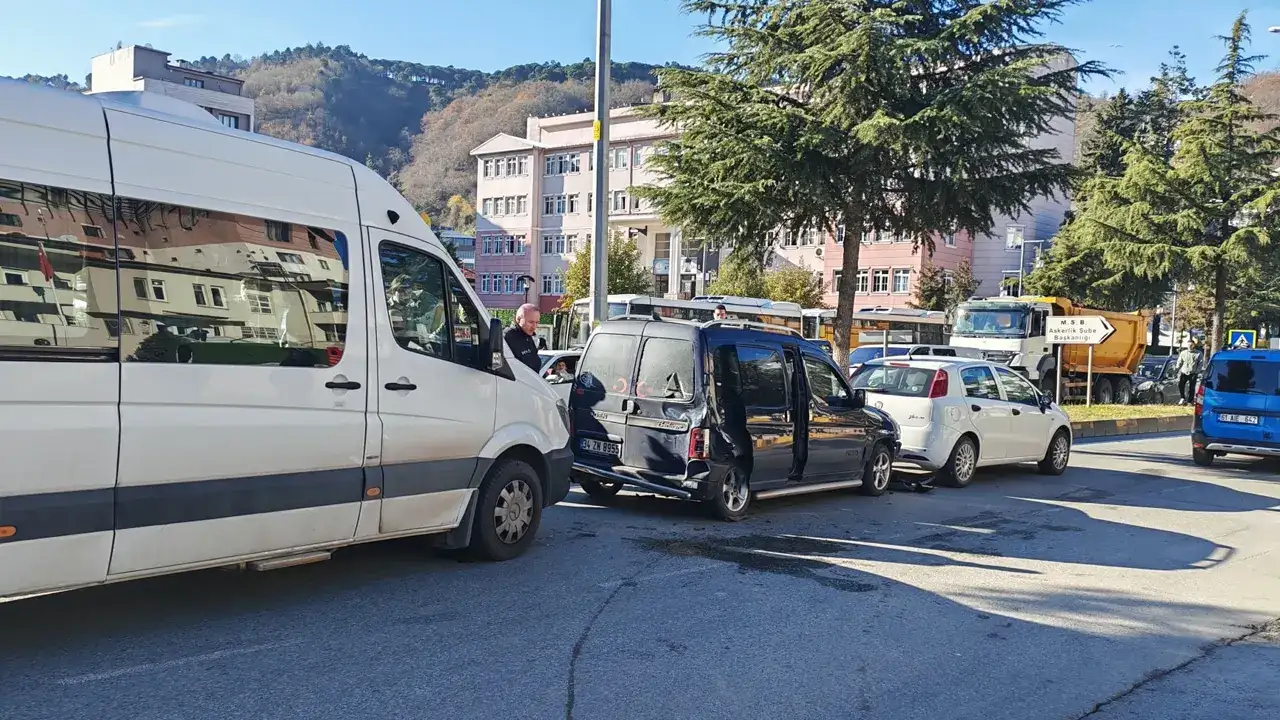 Araklı'da zincirleme kaza: 3 araç birbirine girdi