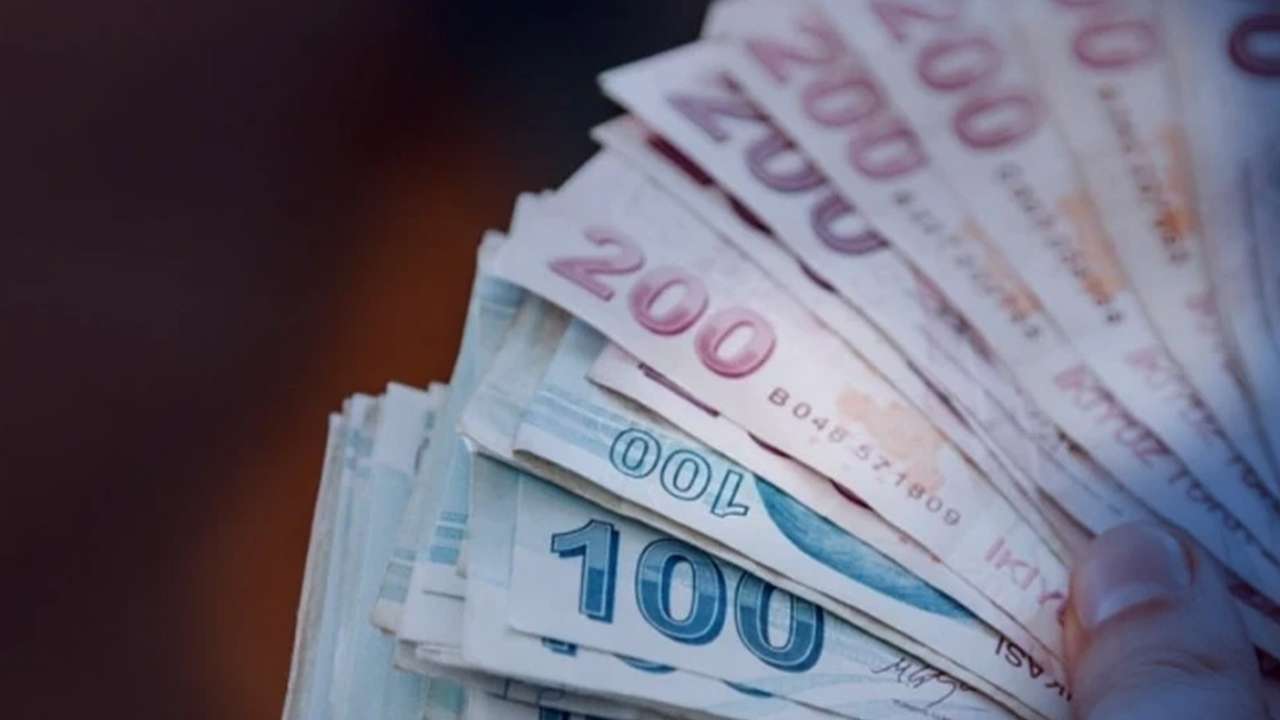 Öğrencilerin gözü telefonda: KYK burs zammı belli oldu mu, ilk ödeme kaç TL?