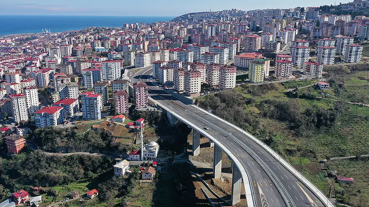 Trabzon’da yol çalışmaları devam ediyor: Ulaşım kontrollü sağlanıyor