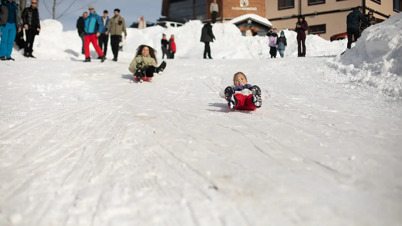 Handüzü Yaylası’nda eşsiz manzara: Hem denizi gördüler hem kayak yaptılar