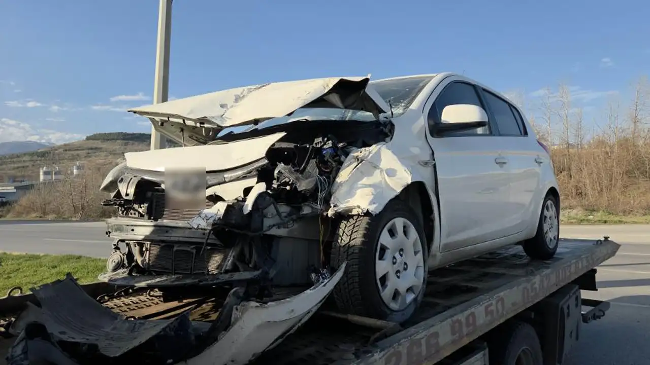 Trabzon’a getirilen yeni araç ilk yolculuğunda Samsun'da kaza yaptı: Araç hurdaya döndü