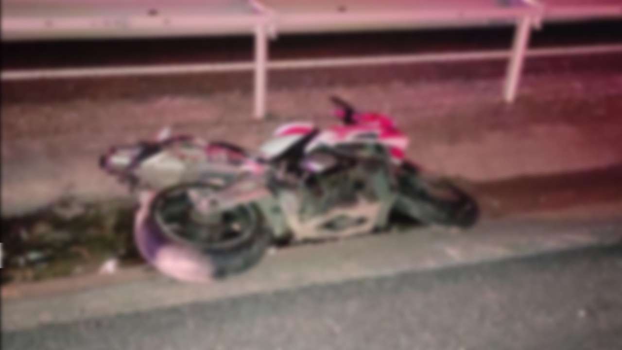 Motosiklet yolun karşısına geçen yayaya çarptı