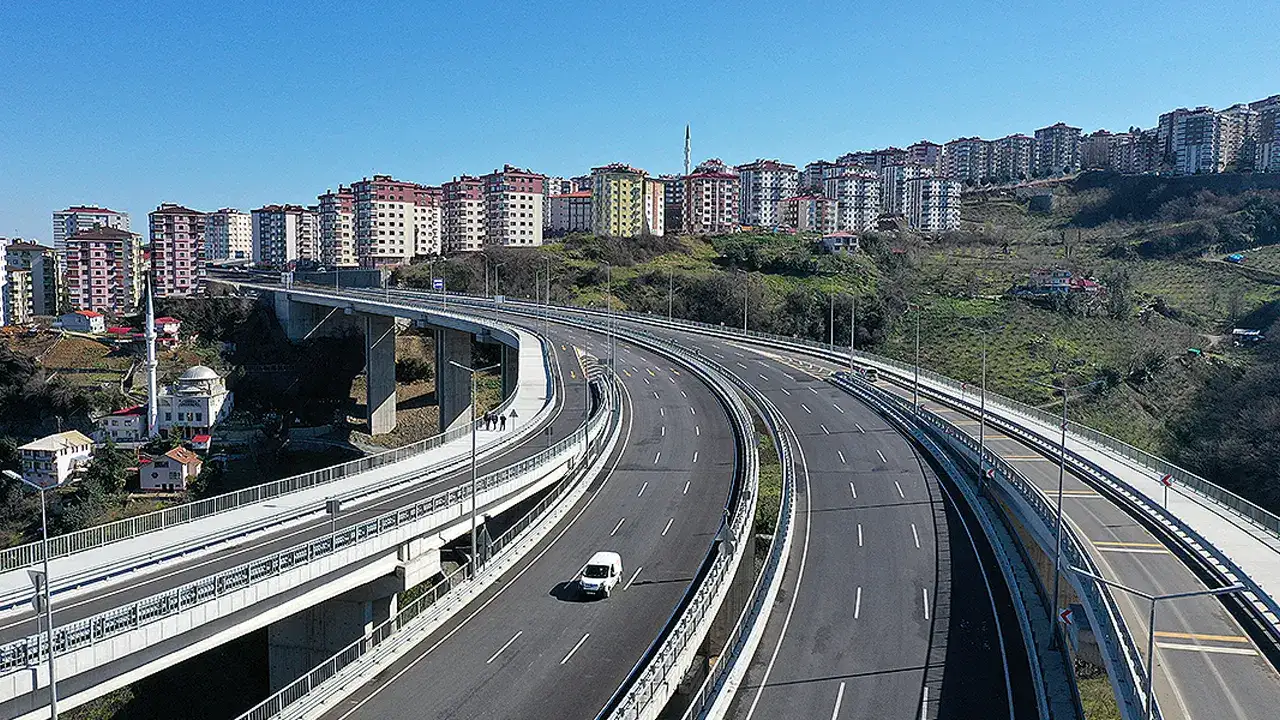 Trabzon’da yol çalışması: Ulaşım kontrollü sağlanıyor