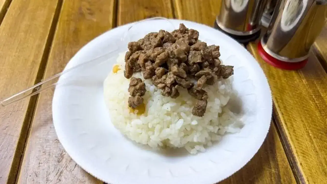 Cuma çıkışı şok iddia: Cemaate domuz eti dağıttı