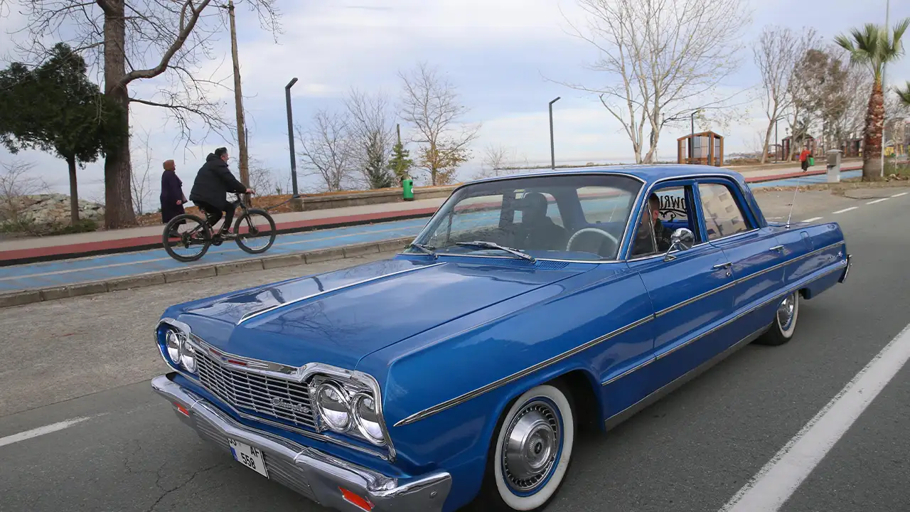 Rize’de nostalji rüzgârı: 1964 Chevrolet Impala görenleri durduruyor