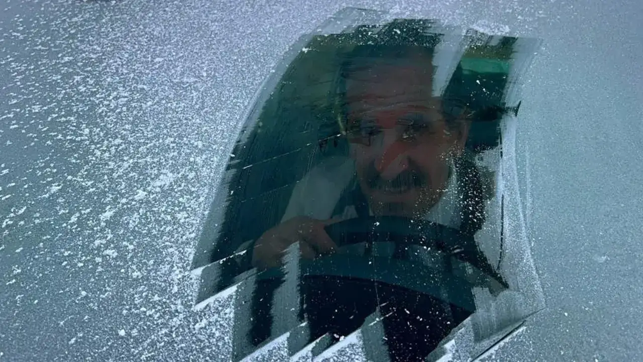 Bayburt'ta Uzmanından buzlu cam uyarısı: Tuzlu suyla çözün, camı çizmeyin