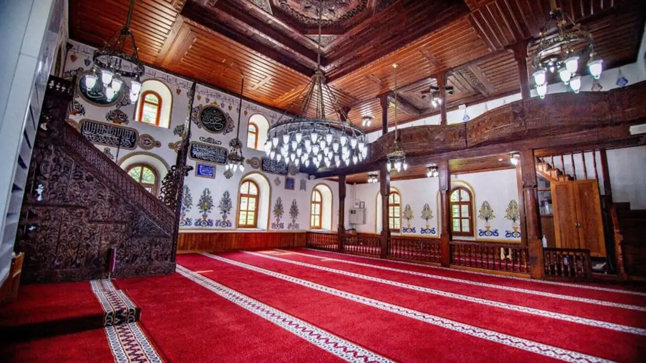Trabzon’da ahşabın ve taşın buluştuğu tarihi Karacakaya Camii