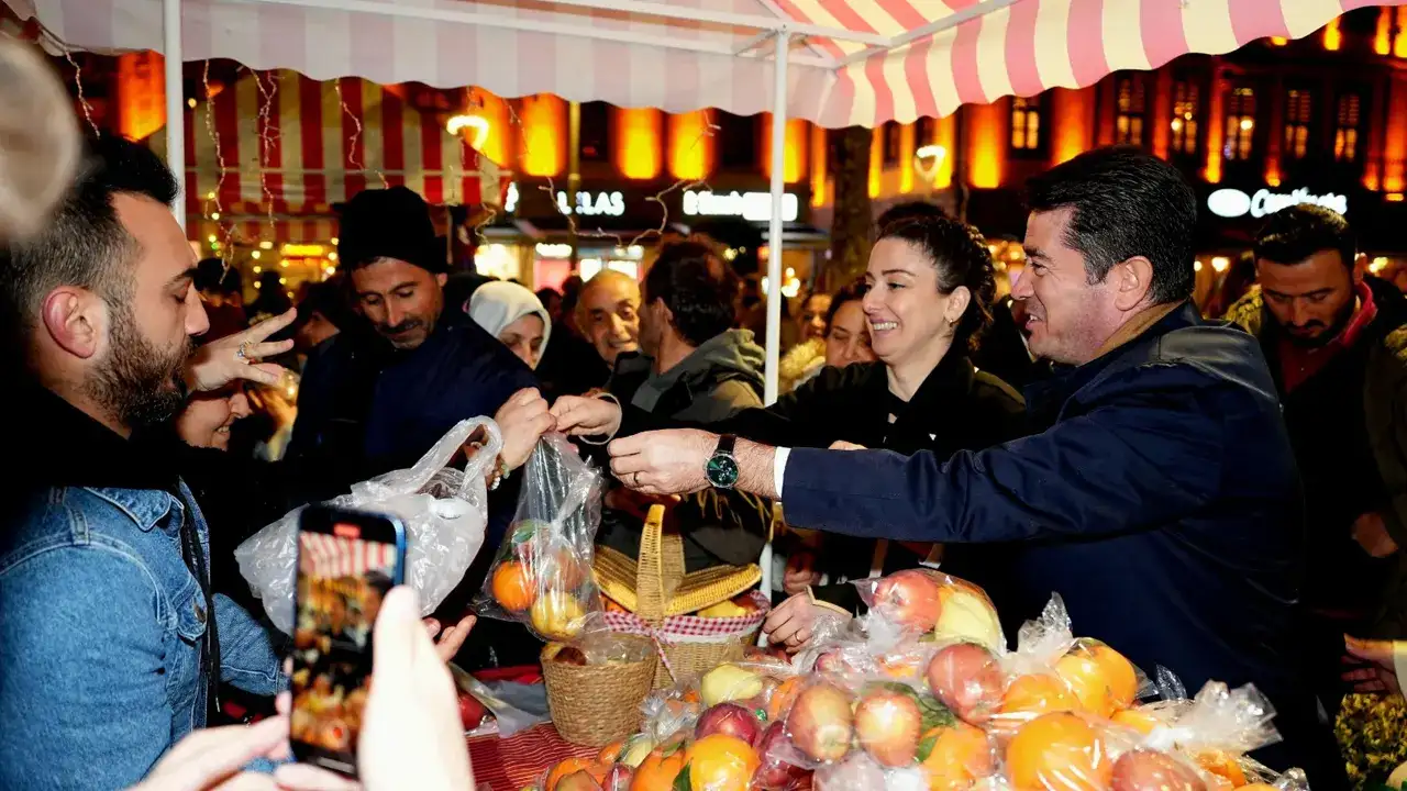 Kalandar Gecesi Yeniden Meydan’da Ortahisar Belediyesi Gelenekleri Geleceğe Taşıyor