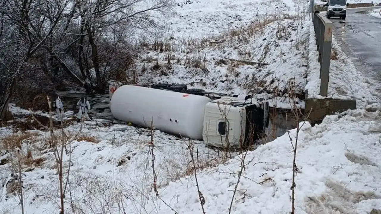 Gümüşhane’de LPG yüklü tanker dere yatağına devrildi