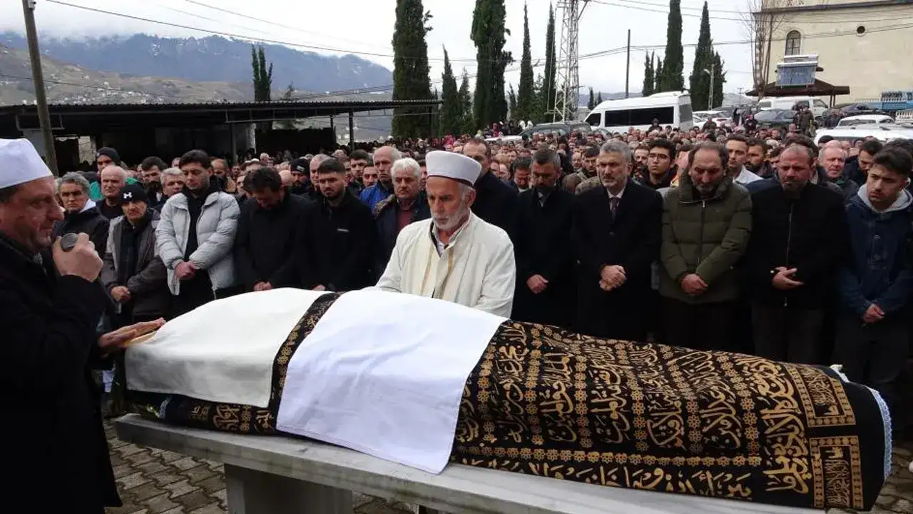 Trabzon’da saç ekimi sırasında fenalaşarak hayatını kaybetmişti: Son yolculuğunu uğurlandı