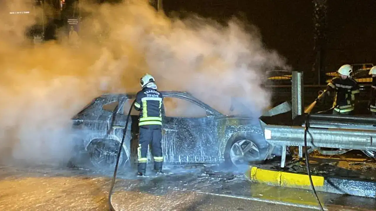 Trabzon'da yangın: Seyir halindeki araç alev aldı