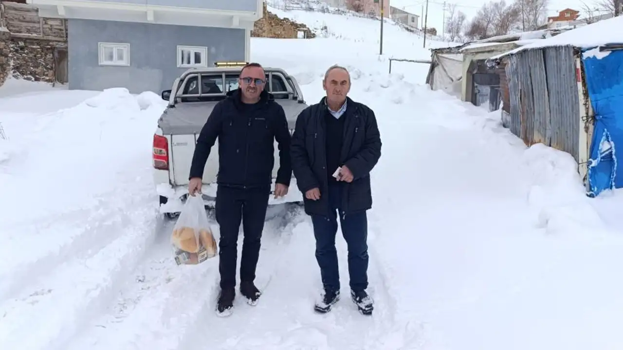Gümüşhane’de kar ve tipi yolları kapattı: Ekipler ekmek ulaştırdı