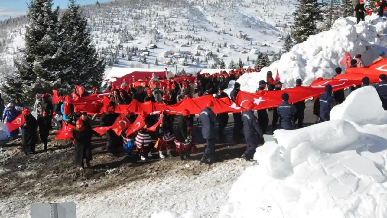 Şalpazarı’nda Sarıkamış şehitleri 350 metrelik Türk bayrağıyla anıldı