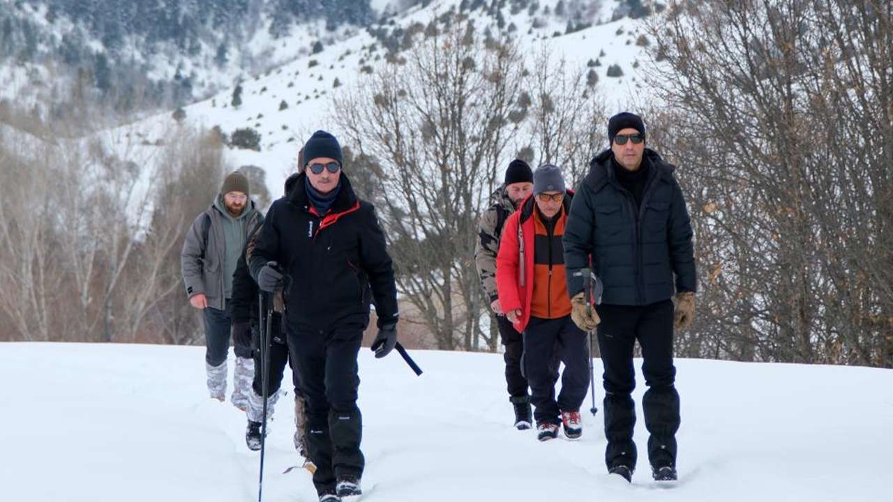 Gümüşhane’de karla kaplı zirvelerde zorlu yürüyüş: Vali Baruş da katıldı