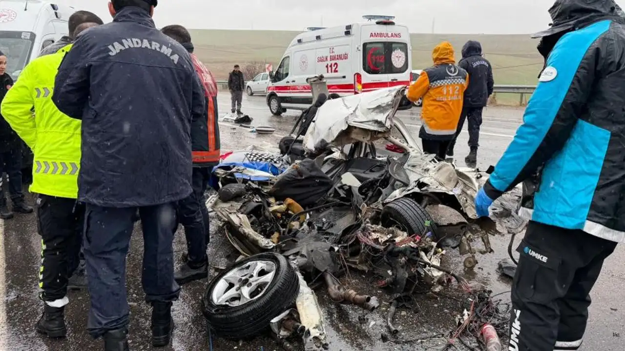 Adıyaman'da otomobil kağıt gibi ezildi: 3 ölü