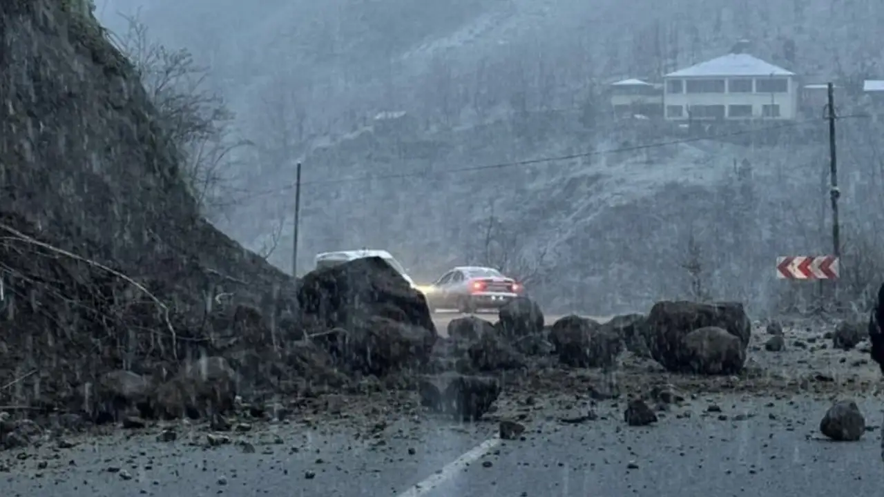 Şalpazarı - Beşikdüzü yolunda heyelan: Ulaşım geçici olarak durduruldu
