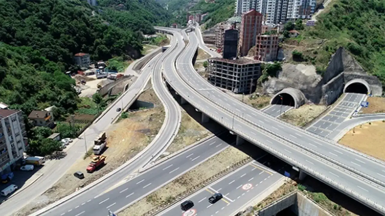 Trabzon’da yollar daraldı: Şehir genelinde trafik yavaşladı