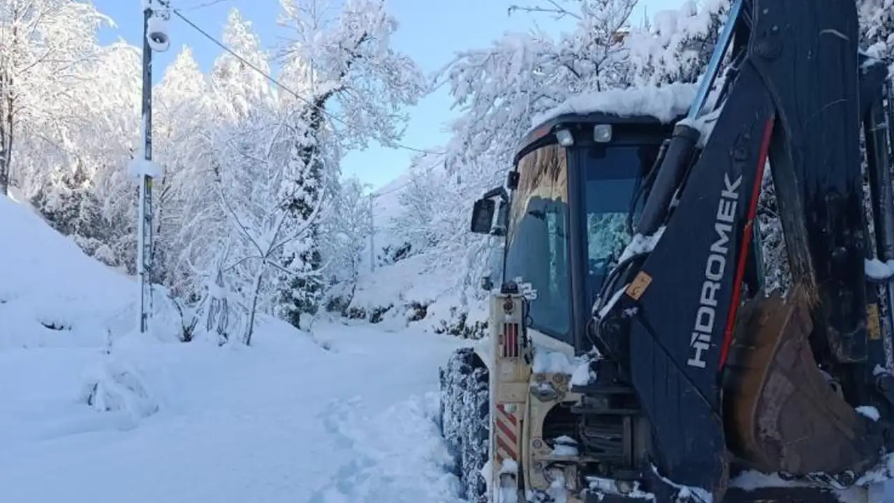 Rize İkizdere’de yoğun kar yağışı: 16 köy yolu ulaşıma kapandı