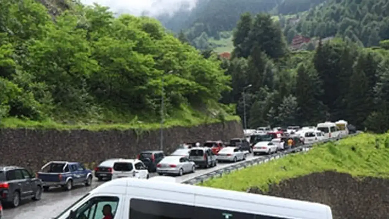 Uzungöl 2025’te rekor kırdı: Bir yılda 820 bin araç giriş yaptı