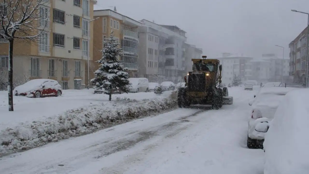 Bayburt’ta yoğun kar uyarısı: Zorunlu olmadıkça dışarı çıkmayın
