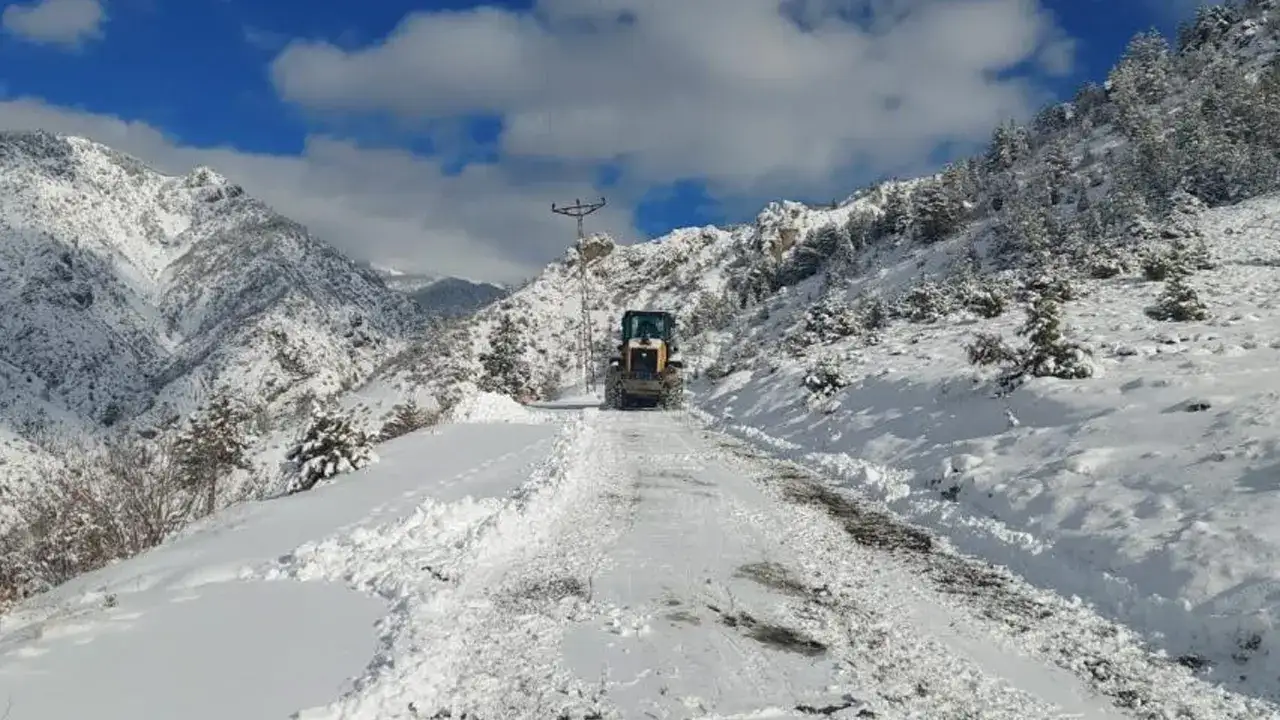 Artvin’de kar ulaşımı vurdu: 34 köy yolu kapandı, Şavşat’ta eğitim ara