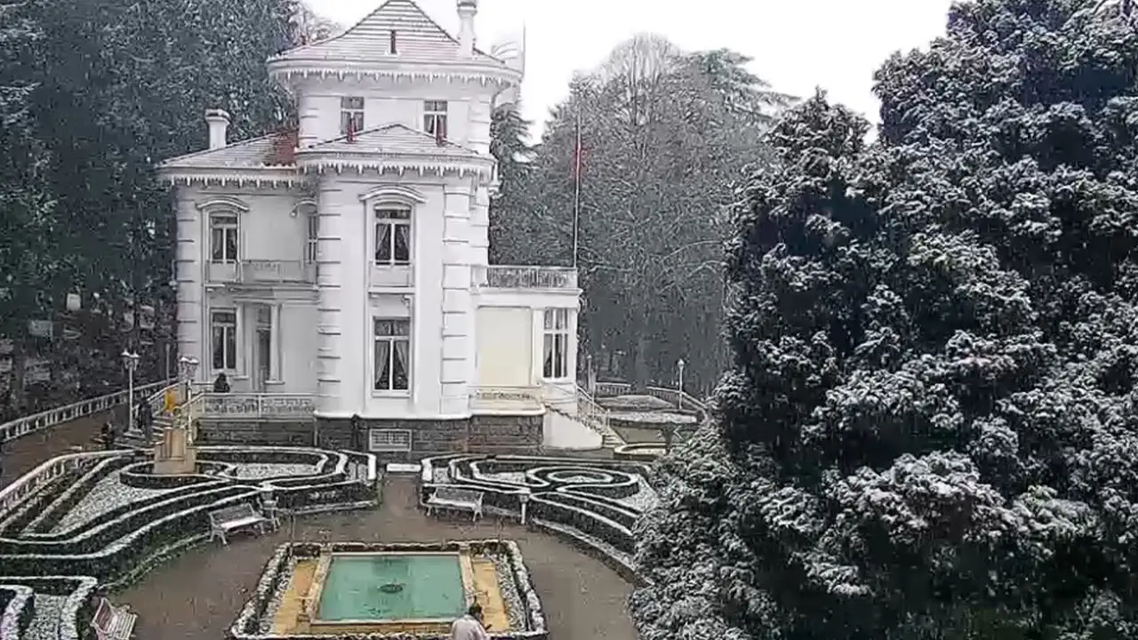 Trabzon’da soğuk hava etkili: Boztepe ve Atatürk Köşkü’nde kar başladı