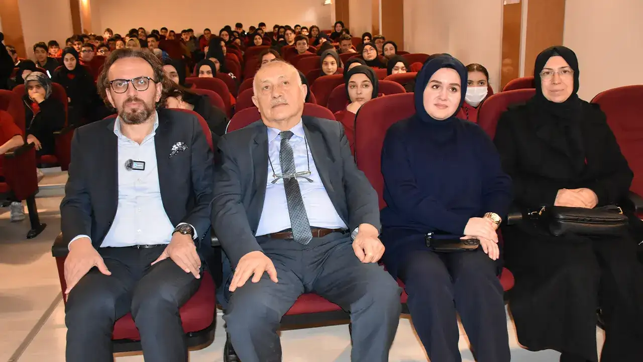 Trabzon’da öğrenciler sosyal medyanın görünmeyen yüzünü öğreniyor