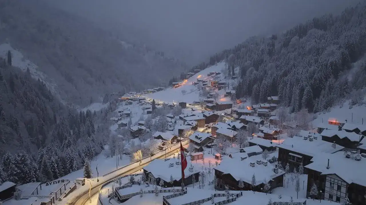 Ayder Yaylası kar yağışıyla beyaza büründü