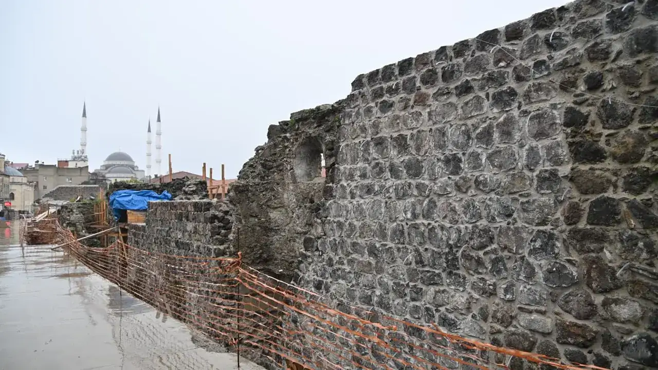 Pazarkapı’da tarihi surlar açık hava müzesine dönüşüyor