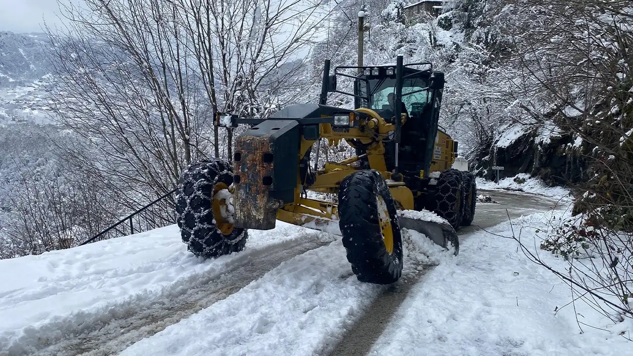 Trabzon’da kar alarmı: 6 ilçede 34 mahalle yolu kapalı