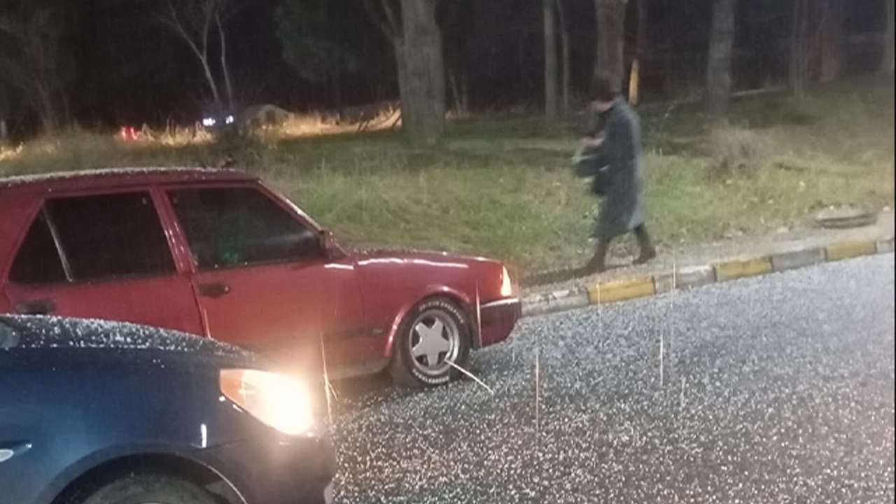 Trabzon’da görenler şaşkına döndü: Dolu her yeri beyaza kaplandı