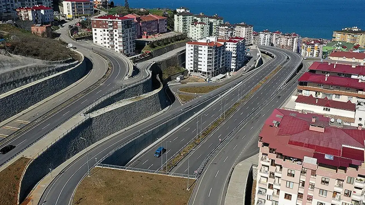 Trabzon ve çevresinde yollar alarm veriyor: Kritik güzergâhlarda trafik kısıtlandı