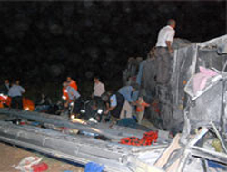 Araç yuvarlandı: 3 ölü, 50 yaralı