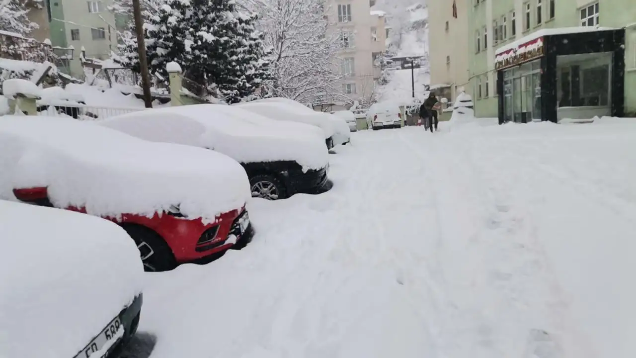 Gümüşhane, Rize ve Giresun’da kar engeli: 63 köy yolunda ulaşım yok