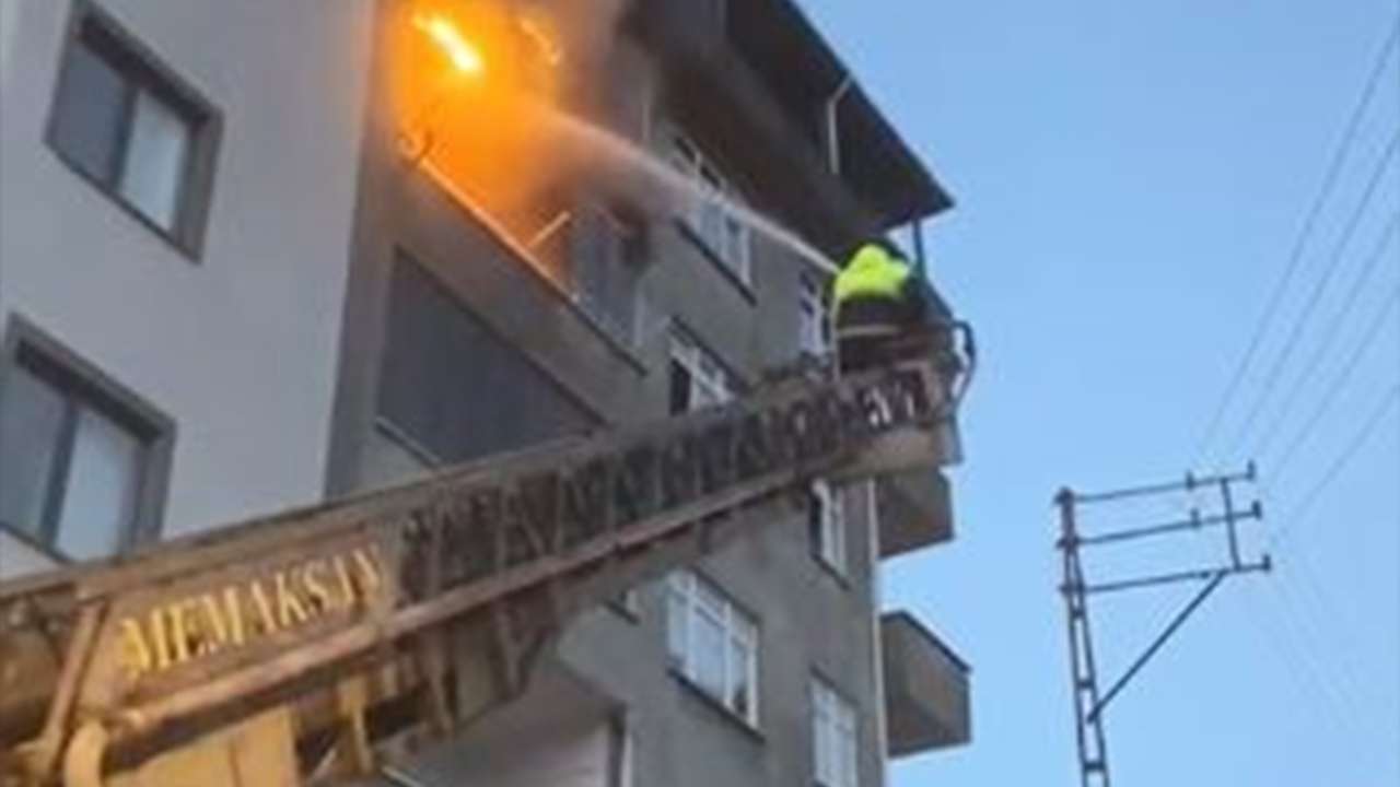Korkutan apartman yangını: Mutfaktan yükselen alevler evi sardı