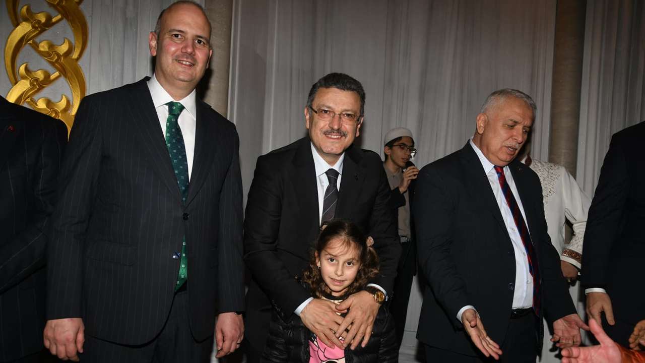 Bakan Bayraktar ve Başkan Genç Hanife Hatun Camii’nde vatandaşla kucaklaştı