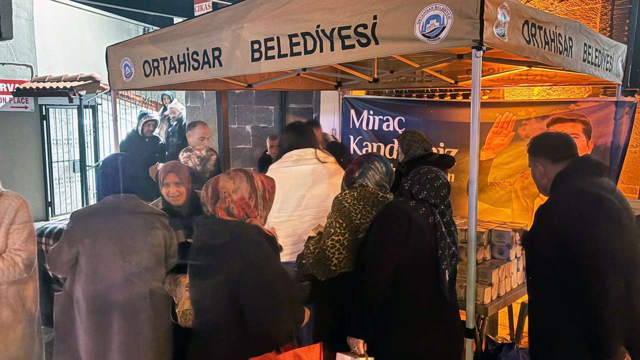 Ortahisar Belediyesi'nden Miraç Gecesi'nde kandil simidi ikramı