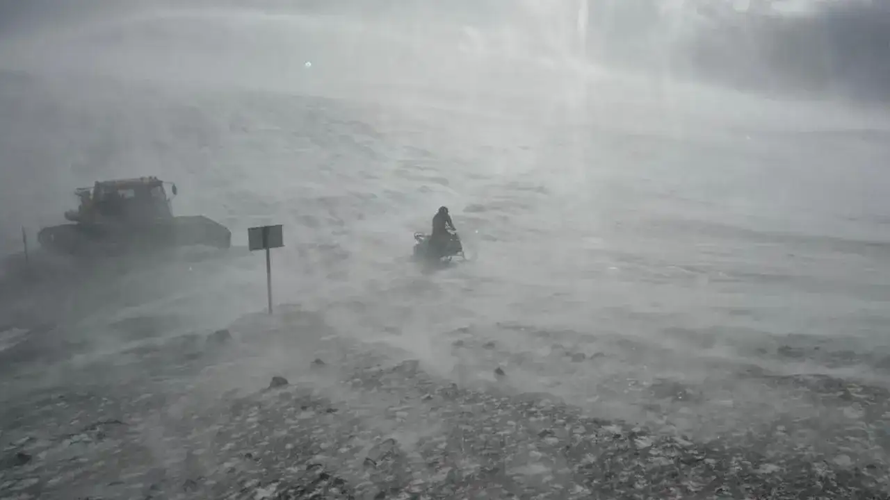 Trabzon’un yükseklerinde kar fırtınası etkili oldu: Görüş mesafesi düştü