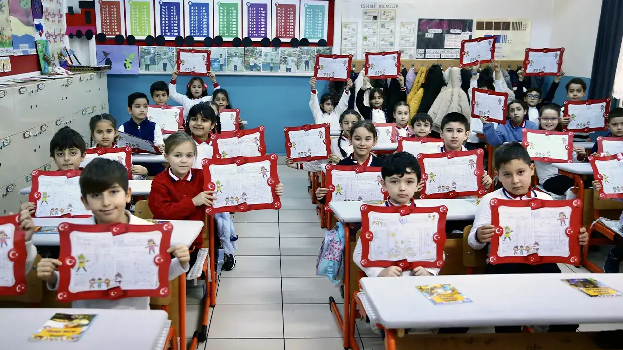 Trabzon ve çevre illerde karne sevinci: 6 ilde binlerce öğrenci tatile girdi