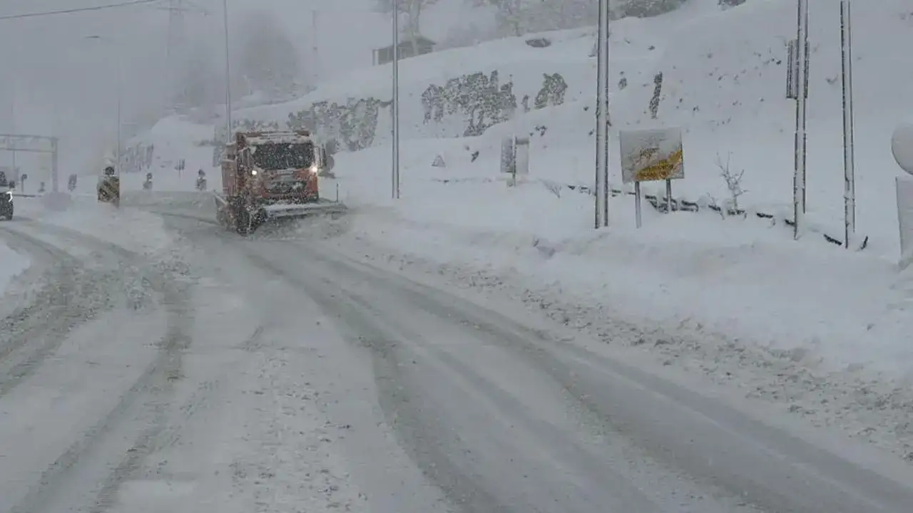 Hopa-Borçka karayolunda kar ve tipi ulaşımı zorlaştırdı
