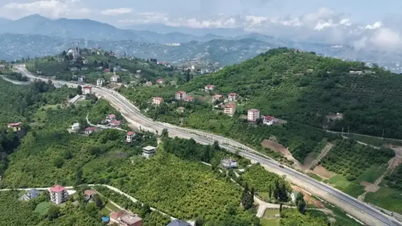 Trabzon genelinde yollar daraldı: Birçok noktada trafik kontrollü sağlanıyor